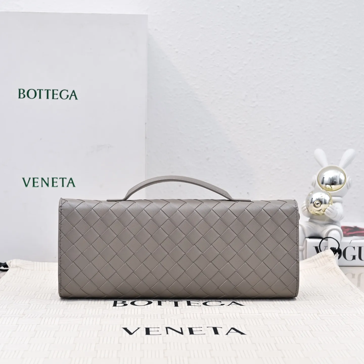 The batch of 1360 BV Andiamo evening handbags has been heavily planted again~ The designer aesthetics in the era of economic downturn are back. I fall in love with it at first sight and can't put it down. It's so beautiful and full of aura. The shape and texture are very competitive. It's light in weight and has sufficient capacity. It's a must-have for fashionistas. It's suitable for many occasions, minimalist, high-end and light luxury. Model No.: 741511 Size: 31*13*3cm